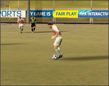Press [Q] button to trigger run - Passes - Movement on the pitch - FIFA 07 - Game Guide and Walkthrough