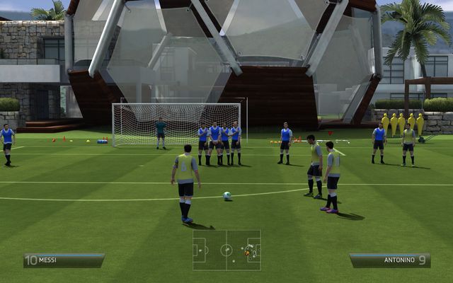 FIFA 14 allow for combinations when executing free kicks with as much as three players - Free kick - Set pieces - FIFA 14 - Game Guide and Walkthrough