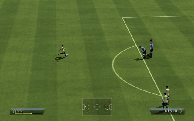 Charging out of the wall gives you a chance of disorienting your enemy and taking away his chance of scoring a goal - Protecting from a free kick - Set pieces - FIFA 14 - Game Guide and Walkthrough