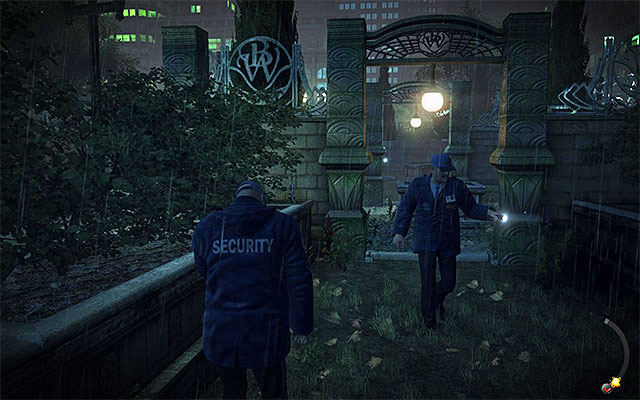 If you've chosen the right passage, stay alerted because on higher difficulty levels a single guard with a flashlight will suddenly rush towards you (screen above) - Blackwater Park - Exploring surroundings of the residential building - 18: Blackwater Park - Hitman: Absolution - Game Guide and Walkthrough