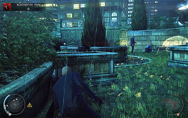 The best way to get to the back of the residential building is a path shown on the screen 1, but you do not have to hurry - Blackwater Park - Exploring surroundings of the residential building - 18: Blackwater Park - Hitman: Absolution - Game Guide and Walkthrough