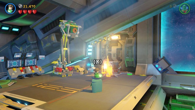 Go to the left and use the hook on the platform visible in the screen - Minikits - The Big Grapple - secrets - LEGO Batman 3: Beyond Gotham - Game Guide and Walkthrough