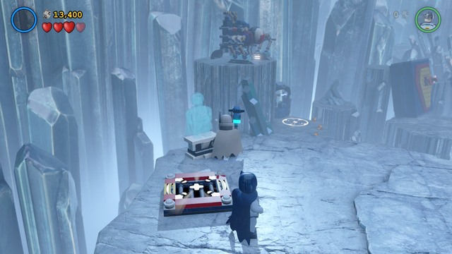 You will obtain the second Minikit after destroying five statues - Minikits - Breaking the Ice - secrets - LEGO Batman 3: Beyond Gotham - Game Guide and Walkthrough