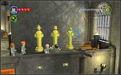 Lee Jordan: In the upper part of the room, passing by the Transfiguration Classroom, use magic on the three gold statues - Bonuses - Hogwarts - Walkthrough - LEGO Harry Potter: Years 1-4 - Game Guide and Walkthrough