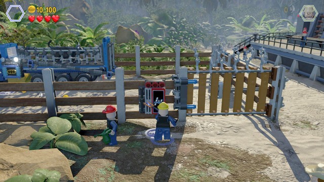As the blue uniform worker, approach the cage and charge the energy to activate it - Welcome to Jurassic Park - Jurassic Park - walkthrough - LEGO Jurassic World - Game Guide and Walkthrough
