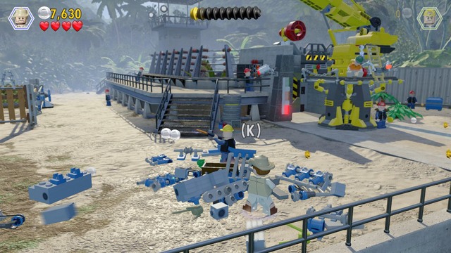 As Robert, approach the spot shown in the screenshot, smash the blue boxes and use the scattered bricks to build a bull cage - Welcome to Jurassic Park - Jurassic Park - walkthrough - LEGO Jurassic World - Game Guide and Walkthrough