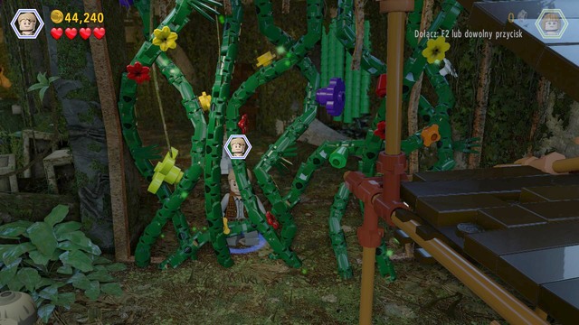 Reach the place shown in the screenshot, as Owen and cut through the plants in the way, with the dinosaur claw - Out of Bounds - Jurassic World - walkthrough - LEGO Jurassic World - Game Guide and Walkthrough