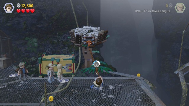 Approach the spot shown in the screenshot, as Grant, and cut through the rope to get rid of the pteranodon - Birdcage - Jurassic Park III - walkthrough - LEGO Jurassic World - Game Guide and Walkthrough