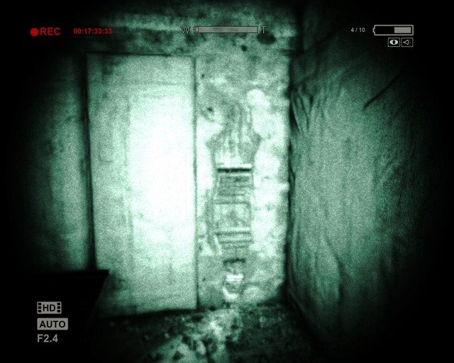 The hole in the one of the solitaries - Prison Block - Walthrough - Outlast - Game Guide and Walkthrough