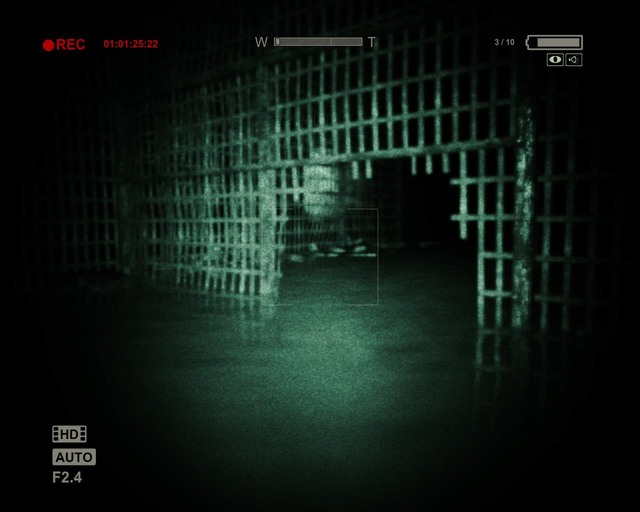Wade in the water under the gate to find a battery - Sewer - Walthrough - Outlast - Game Guide and Walkthrough
