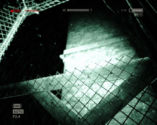 The hole in the gate - Coutryard - Walthrough - Outlast - Game Guide and Walkthrough