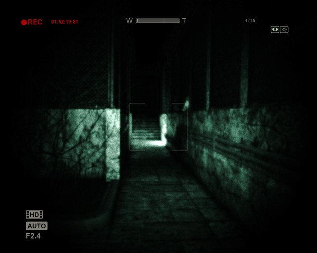 The lit passageway on the right - Coutryard - Walthrough - Outlast - Game Guide and Walkthrough