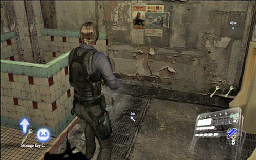 Break it down and then pick up the key hidden in the toilet - Chapter 4 - The Outdoor Market - Leon's campaign - Resident Evil 6 - Game Guide and Walkthrough