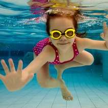  Kid swimming under the surface