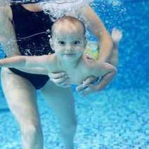  Baby swimming under the water
