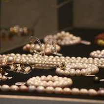  Some necklaces and bracelets made of pearls