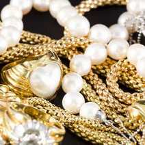  Necklaces of pearls and gold