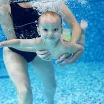  Mom having baby under water