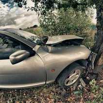  Car crashed a tree